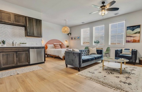 Austin Apartment | Cozy Secluded Studio with Full Kitchen and Spa Amenities