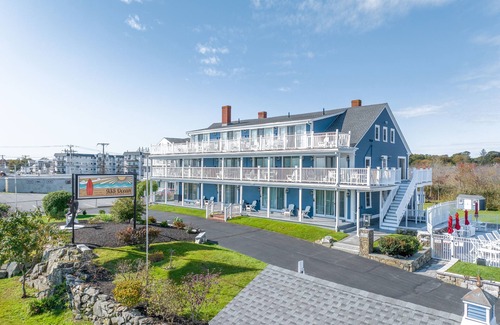 Hampton Hotel | Inviting Second Floor Suite with Kitchenette & Ocean Views