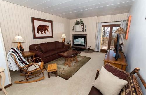 Seven Springs Apartment | Inviting Seven Springs 1-Bedroom Condo with Private Deck