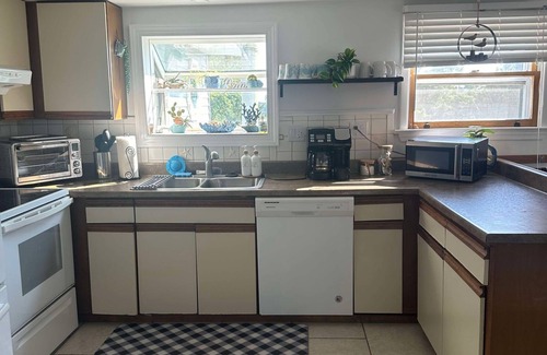 Strathmere House | Inviting Shore House: Beach & Bay Access, Rated 9.8/10