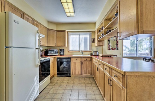 Old Town Cabin | Inviting Ski Inn Steps from Slopes with Relaxing Hot Tub