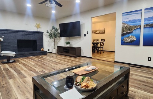 Tahoe Island House | Cozy Ski retreat in South Lake Tahoe. Close to Heavenly Village and Tahoe Keys!