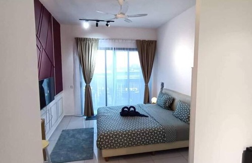 Bukit Indah Apartment | Relaxing Sky Trees Retreat with Pool & Netflix Access