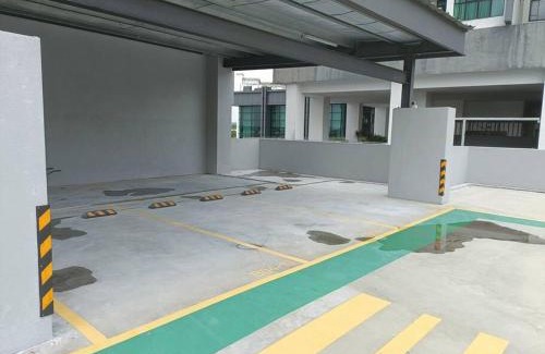 Bukit Indah Apartment | Relaxing Sky Trees Retreat with Pool & Netflix Access
