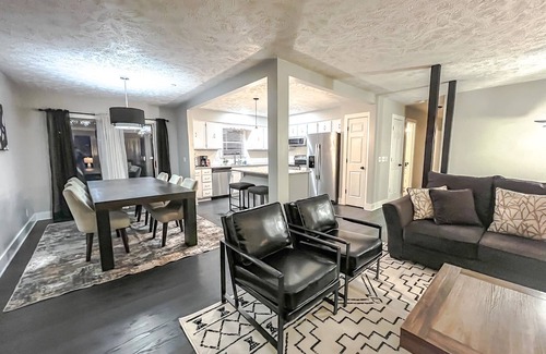 McArdle House | Stylish 3-Bedroom Retreat with Spa and Pet-Friendly Amenities