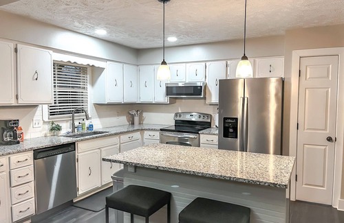 McArdle House | Stylish 3-Bedroom Retreat with Spa and Pet-Friendly Amenities