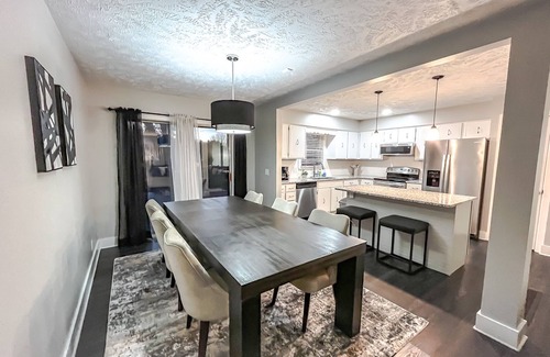 McArdle House | Stylish 3-Bedroom Retreat with Spa and Pet-Friendly Amenities