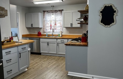 Houma House | Welcoming Southern Retreat with Ocean Views in Houma