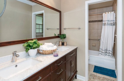 Park Forest - LA North House | Budget-Friendly 3 Bedroom Home with Hot Tub & Spa