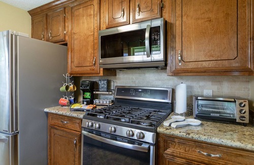 Park Forest - LA North House | Budget-Friendly 3 Bedroom Home with Hot Tub & Spa