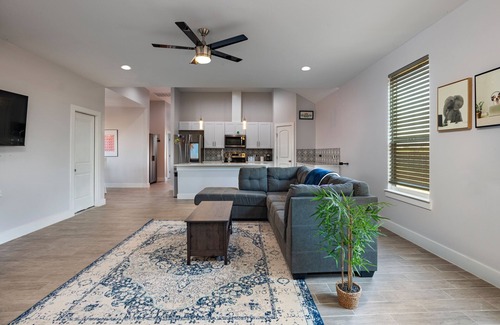Del Valle House | Cozy & spacious 4-bedroom house in Del Valle. Minutes to COTA, Tesla, & I45