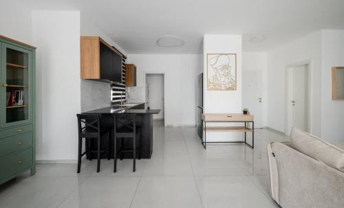 Kiryat Ata Apartment | Cozy & spacious 4BR with jacuzzi