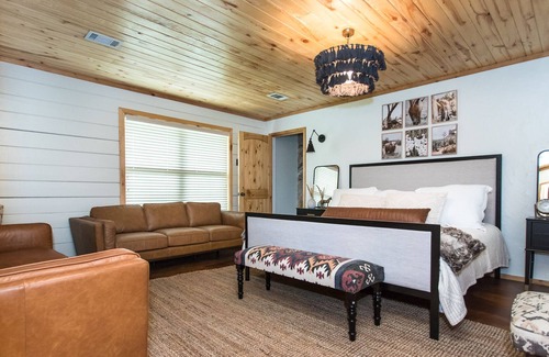 Collinsville Cabin | Cozy, spacious and luxurious cabin retreat located right outside DFW!