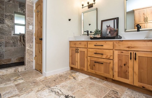Collinsville Cabin | Cozy, spacious and luxurious cabin retreat located right outside DFW!