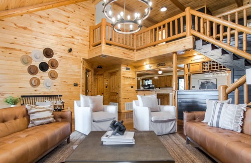 Collinsville Cabin | Cozy, spacious and luxurious cabin retreat located right outside DFW!