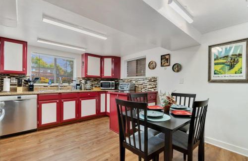 Berkley Apartment | Warm Apartment Steps From Regis - Rated 8.9/10 by Guests
