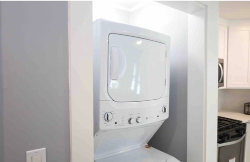 West New Haven House | Comfortable Yale Apartment with Free Wine & Parking
