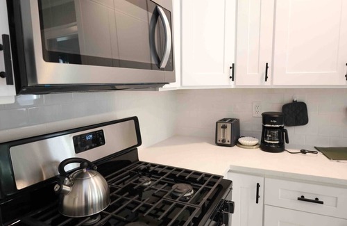 West New Haven House | Comfortable Yale Apartment with Free Wine & Parking
