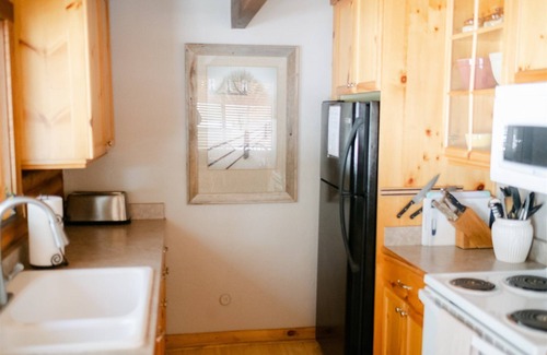 South Lake Tahoe Cabin | Charming Log Cabin by Heavenly Ski Resort with Hot Tub