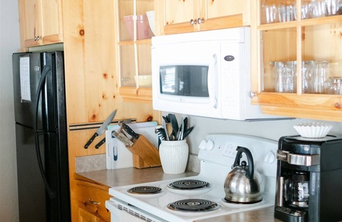 South Lake Tahoe Cabin | Charming Log Cabin by Heavenly Ski Resort with Hot Tub