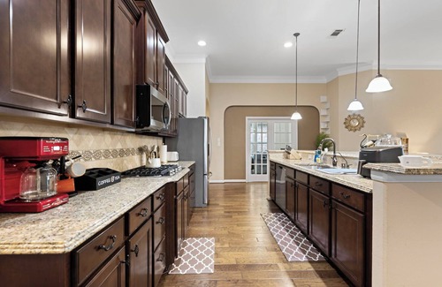 Pearland House | Cozy - Spacious - Home Office - Game room - Home theatre - Ever green turf - 4Br