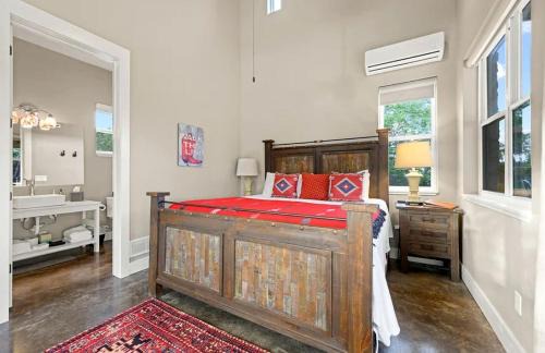 Dripping Springs House | Cozy Spacious Studio Cottage for a Peaceful Romantic Escape to Texas Hill Country near Dripping Springs, Texas