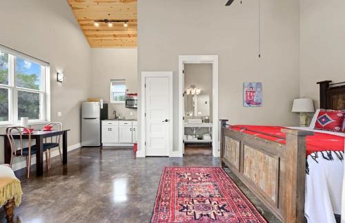 Dripping Springs House | Cozy Spacious Studio Cottage for a Peaceful Romantic Escape to Texas Hill Country near Dripping Springs, Texas