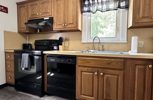 Geneva House | Inviting SPIRE Hotel: Winery Tours, Beach & Pet-Friendly Stay