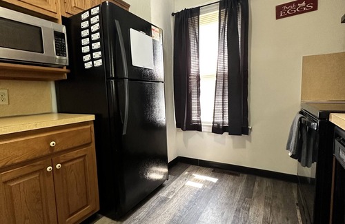 Geneva House | Inviting SPIRE Hotel: Winery Tours, Beach & Pet-Friendly Stay