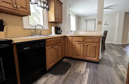 Geneva House | Inviting SPIRE Hotel: Winery Tours, Beach & Pet-Friendly Stay