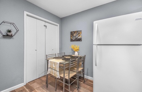 Park Place Apartment | Comfortable HTX King Bed Apartment with Parking & Kitchen