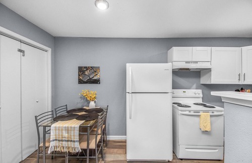 Park Place Apartment | Comfortable HTX King Bed Apartment with Parking & Kitchen