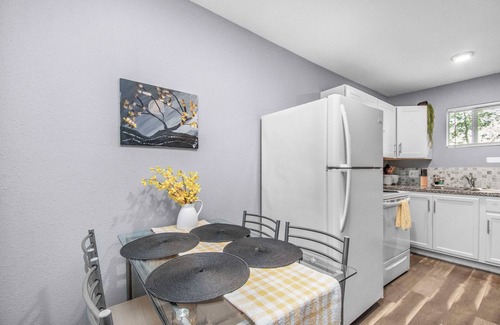 Park Place Apartment | Comfortable HTX King Bed Apartment with Parking & Kitchen