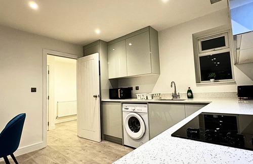 Ashford Apartment | Convenient Stay Near Heathrow with EV Charging & Pet Friendly