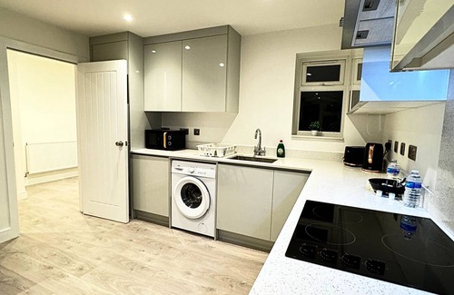 Ashford Apartment | Convenient Stay Near Heathrow with EV Charging & Pet Friendly