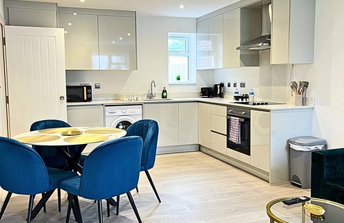 Ashford Apartment | Convenient Stay Near Heathrow with EV Charging & Pet Friendly