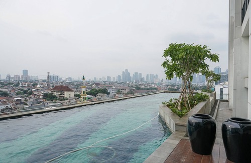 Mampang Prapatan Apartment | Inviting Studio Apartment at Nine Residence with Pool & Kitchen