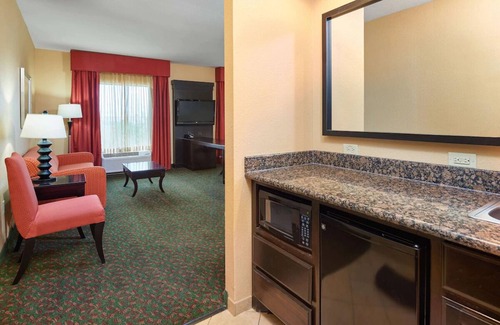 Waco Hotel | Pet-Friendly Stay with Modern Amenities & Free Breakfast