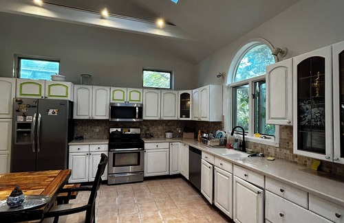 Dunning House | Cozy Stay with Private Room & Bathroom, Breakfast and Airport Pickup Near O'Hare