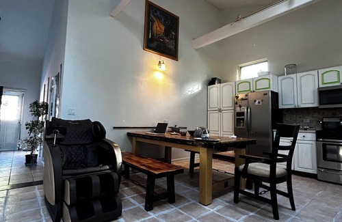 Dunning House | Cozy Stay with Private Room & Bathroom, Breakfast and Airport Pickup Near O'Hare