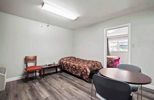 Fremont House | Inviting 2-Bed Studio with Kitchen and Family Amenities