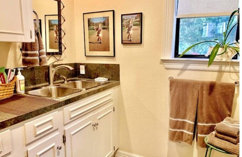 Bouldin Apartment | Charming Studio Near Downtown with Ocean View & Massage Chair