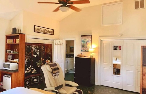 Bouldin Apartment | Charming Studio Near Downtown with Ocean View & Massage Chair