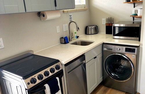 Applewood West Apartment | Inviting Studio Apartment at the Base of South Table Mountain