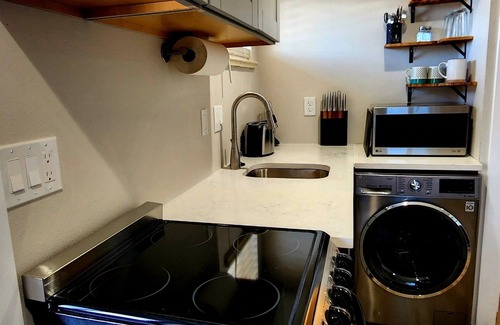 Applewood West Apartment | Inviting Studio Apartment at the Base of South Table Mountain