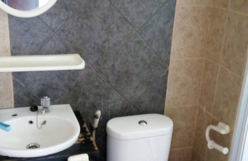 Panunggangan Utara Apartment | Inviting 2-Bedroom Studio Near Attractions with Breakfast