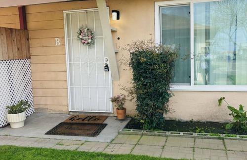 Hanford Apartment | Inviting Studio B with Kitchen & Breakfast Included