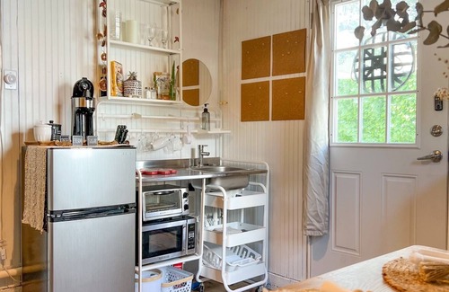 Lakeland Apartment | Cozy studio by beautiful Lake Morton and close to downtown Lakeland.
