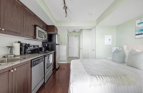 Fort York Apartment | Charming Studio by the Waterfront & Bentway, Family-Friendly