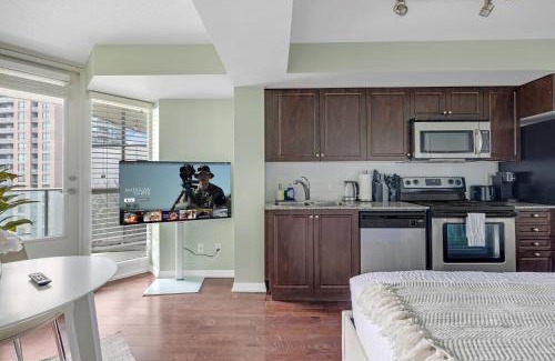 Fort York Apartment | Charming Studio by the Waterfront & Bentway, Family-Friendly